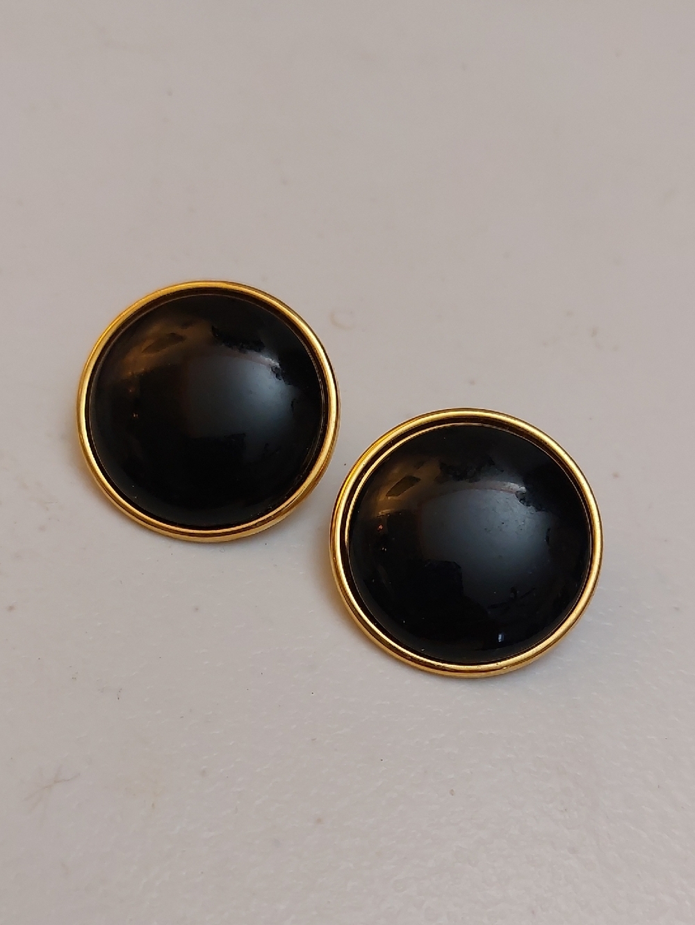 Vintage Classic Elegance Large Black Cabochon On Gold Tone Clip On Earrings